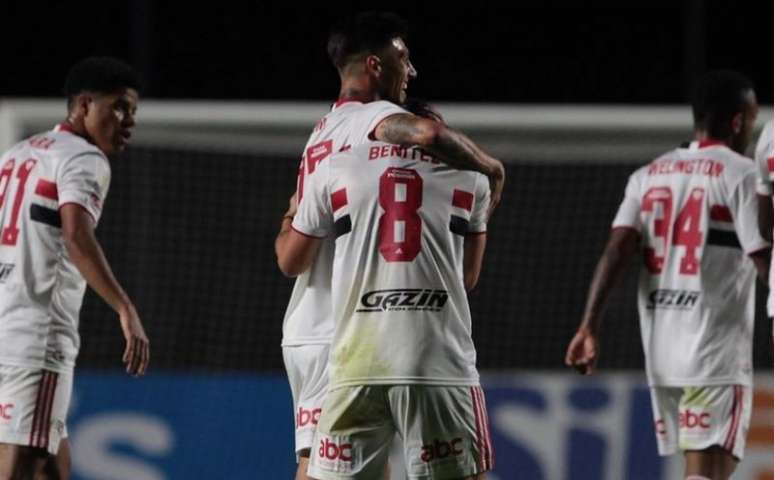 Rigoni e Benítez comemorando gol durante o empate contra o Cuiabá (Foto: Rubens Chiri / saopaulofc.net)