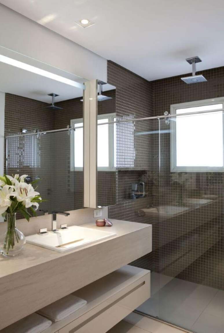 13. Banheiro com revestimentos em tons de marrom e pedra da pia bege &ndash; Foto Pinterest