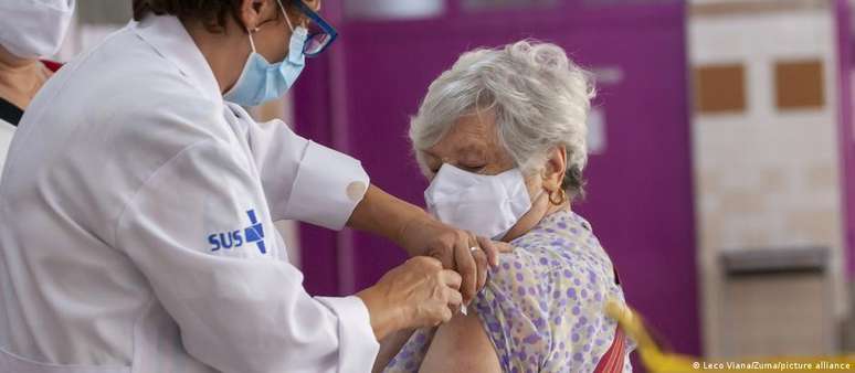 Vacinação contra a covid-19 começou em 17 de janeiro no Brasil