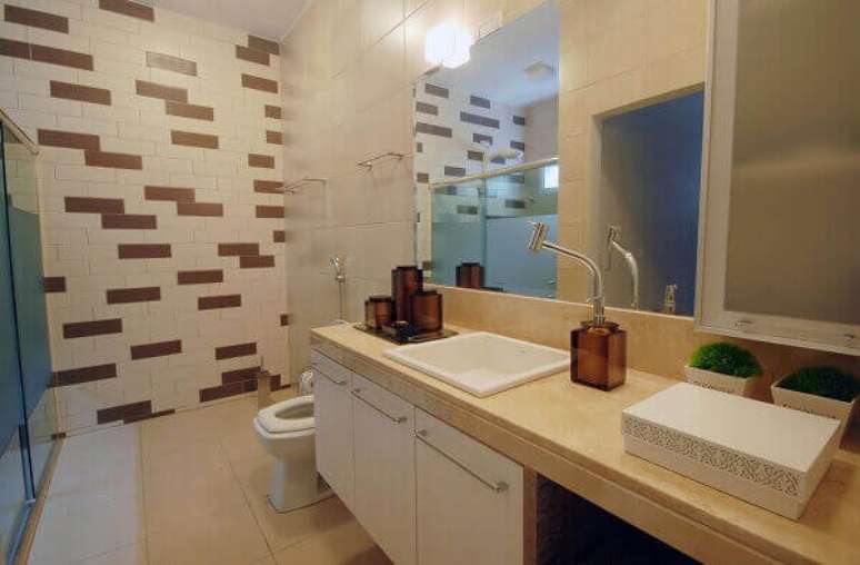 49. Banheiro com decoração em tons de marrom e bege – Foto Pinterest