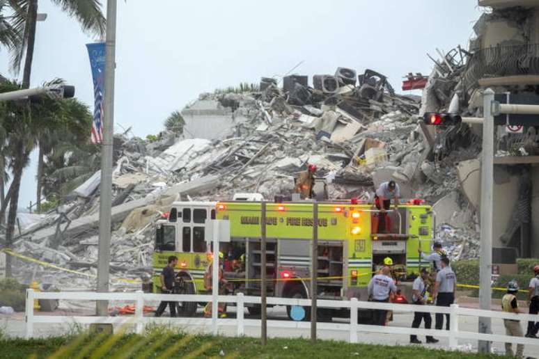 Montanha de escombros de prédio colapsado em Surfside, nos EUA