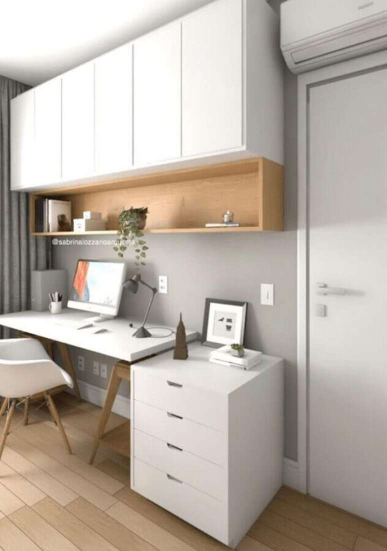 58. Home office decorado com armário aéreo branco com nicho de madeira – Foto: Sabrina Lozzano Arquiteta