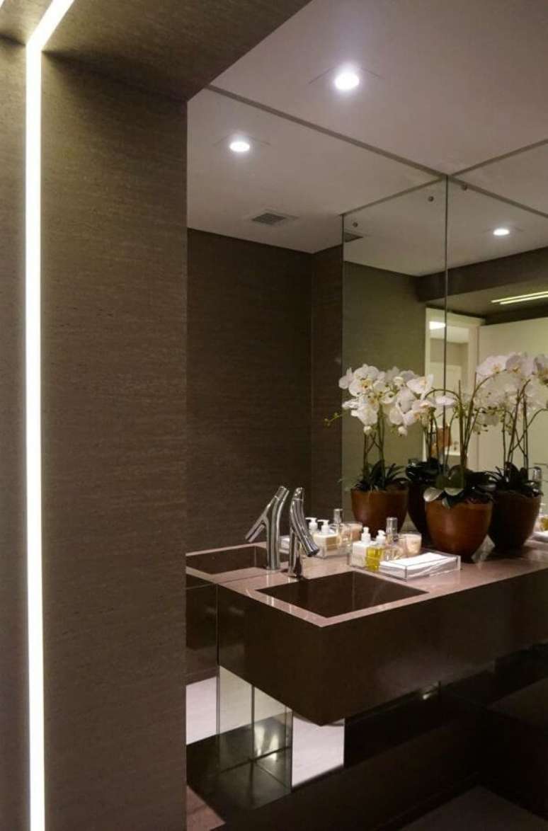16. Banheiro decorado com tons de marrom e vaso de orquidea -Foto Pinterest