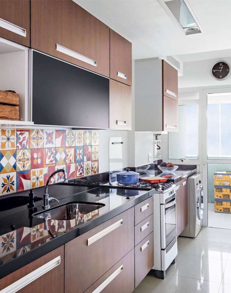 20. Cozinha com armários em tons de marrom e revestimento colorido – Foto Pinterest