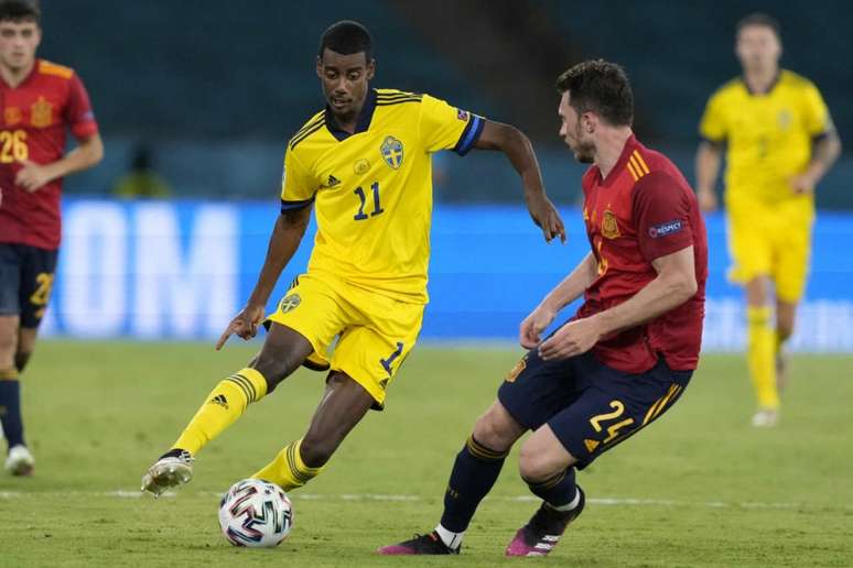 Isak foi titular em todos os jogos da Suécia na Eurocopa (Foto: THANASSIS STAVRAKIS / POOL / AFP)