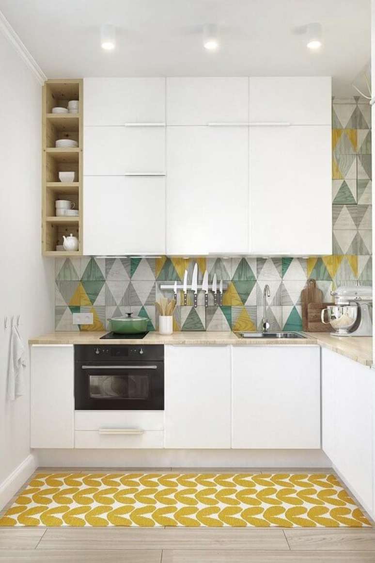 22. Armário branco de cozinha em U decorada com revestimento colorido – Foto: Home Fashion Trend