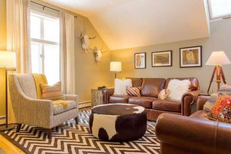 38. Sala de estar com tapete chevron marrom e sofá de couro – Foto Pinterest