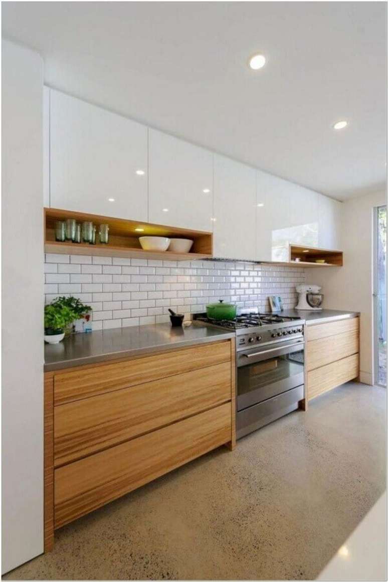 7. Armário branco com nicho de madeira para decoração de cozinha grande planejada – Foto: Ideias Decor