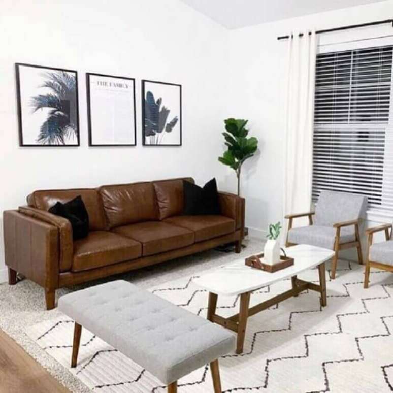 80. Sala branca decorada com sofá marrom e móveis cinza – Foto Pinterest