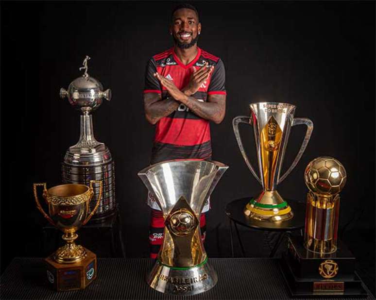 Gerson posa com as taças que levantou pela Fla (algumas ele repetiu) (Foto: Alexandre Vidal/Flamengo)