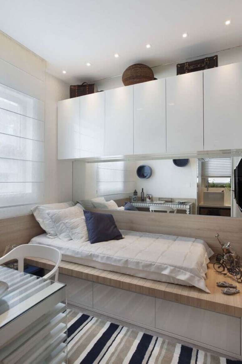 44. Decoração com tapete listrado e armário branco para quarto pequeno – Foto: Apartment Therapy