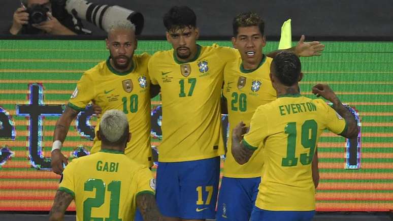 Jogadores comemoram o gol marcado por Roberto Firmino. Bola bateu em Pitana e depois deu início à jogada de Renan Lodi para o empate brasileiro (MAURO PIMENTEL / AFP