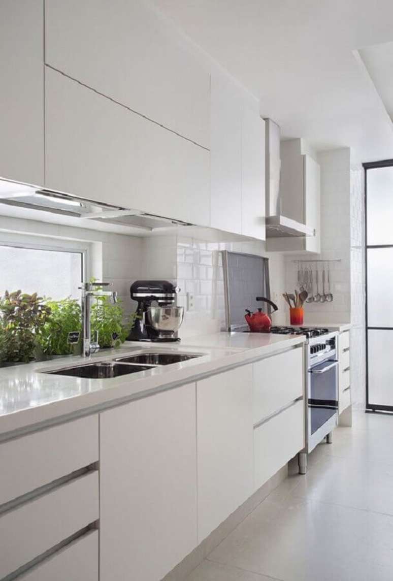 40. Decoração clean para cozinha com armário branco – Foto: Casa de Valentina