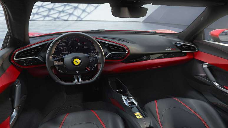 Ferrari 296 GTB: painel de instrumentos digital e comandos sensíveis ao toque. 