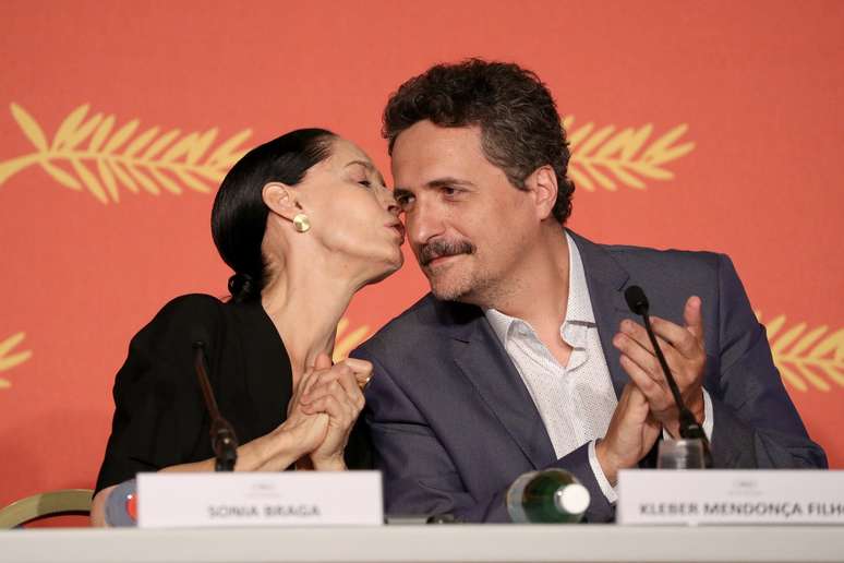 Sonia Braga e Kléber Mendonça na coletiva de "Aquarius" em Cannes (2016)