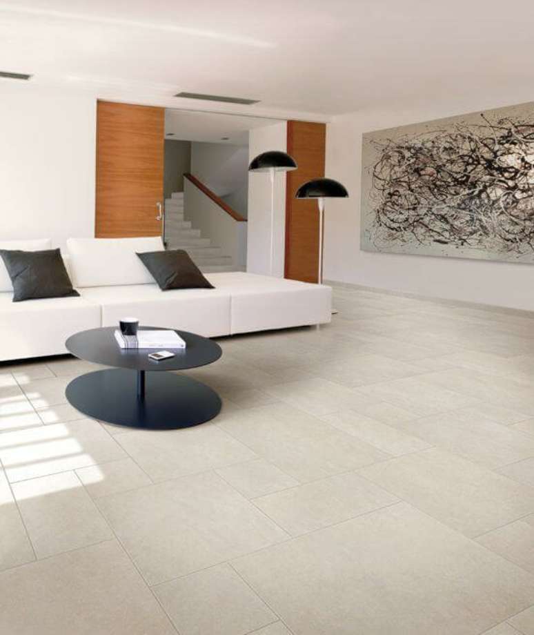 63. piso de porcelanato na sala de estar com sof&aacute; branco &ndash; Foto Freshideen