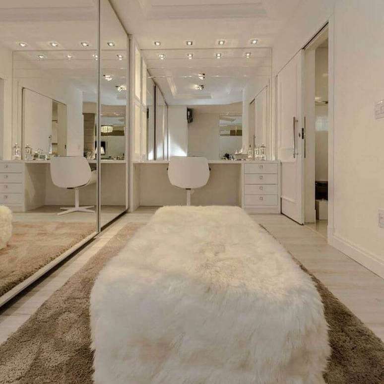 4. Decoração com penteadeira para armário closet planejado todo branco com portas espelhadas – Foto: Houzz