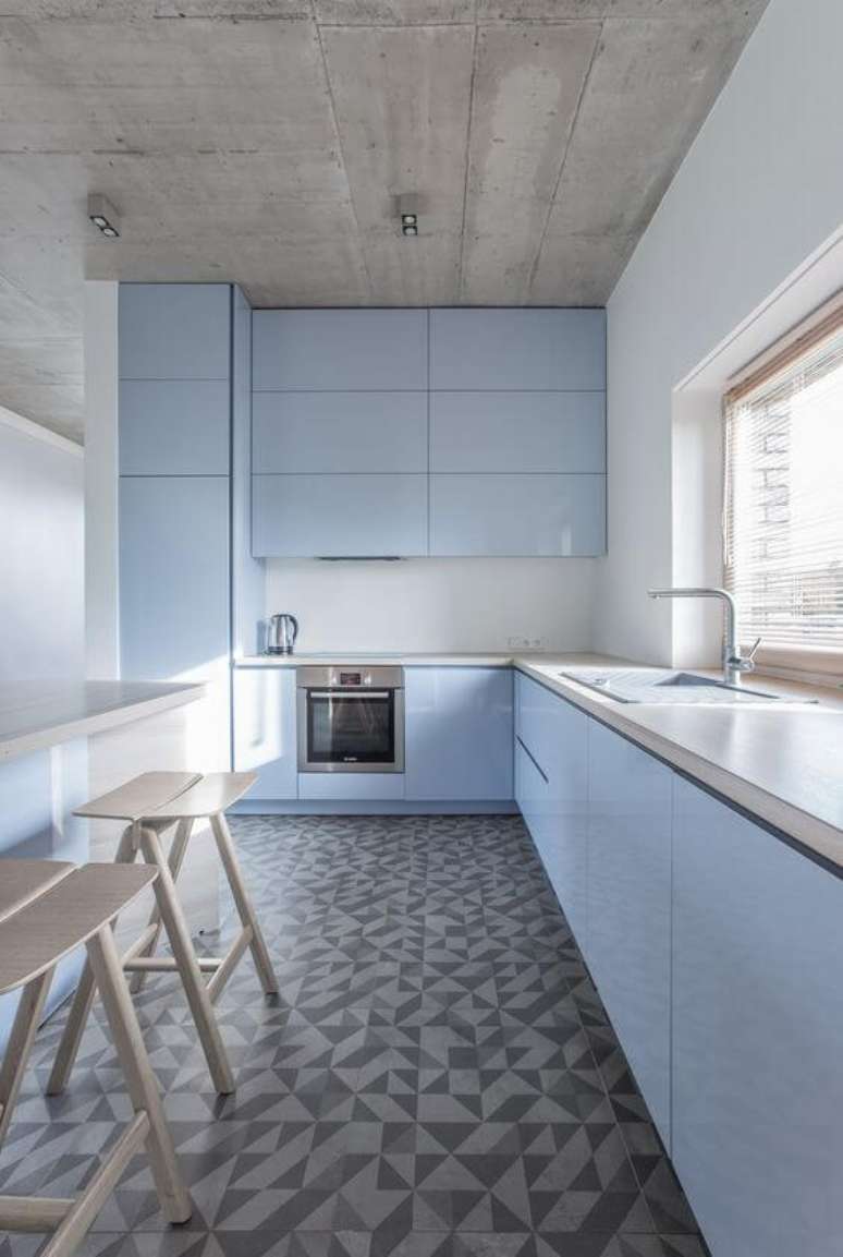 55. Cozinha com piso de porcelanato cinza e bege – Foto Toota