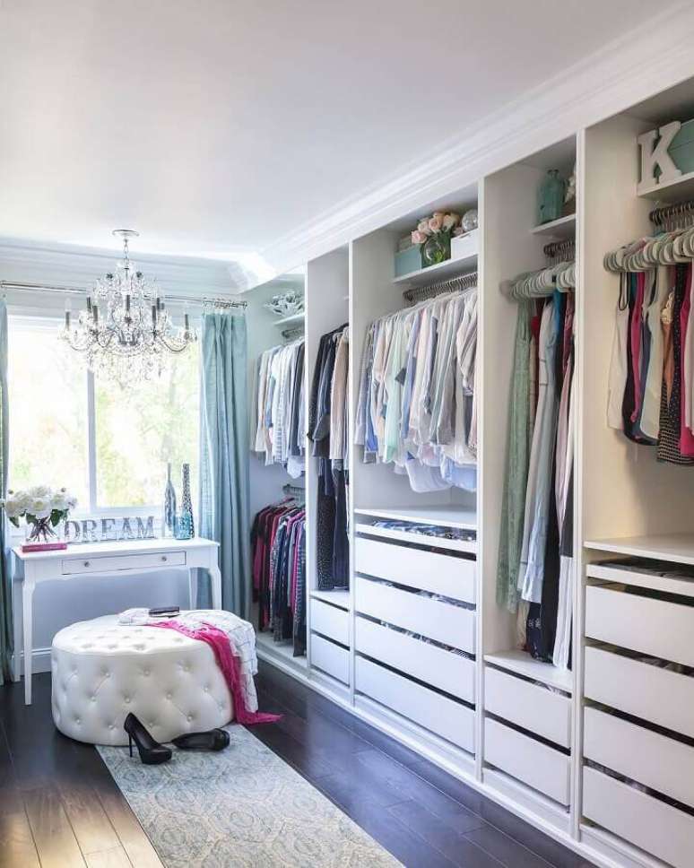 13. Armário de closet branco decorado com puff redondo para penteadeira pequena – Foto: Pinterest