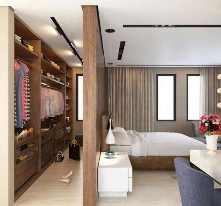 54. Quarto amadeirado decorado com arm&aacute;rio closet casal &ndash; Foto: Arkpad