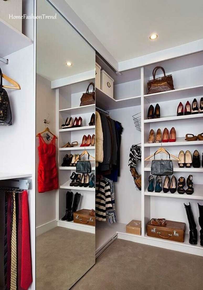 47. Portas de correr espelhadas para decoração de armário tipo closet de canto – Foto: Home Fashion Trend