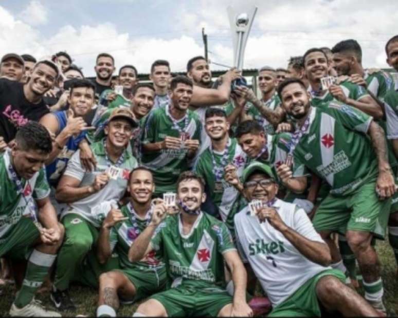 Everton levantando a taça do Tuna Lusa Brasileiro (Foto: Divulgação)