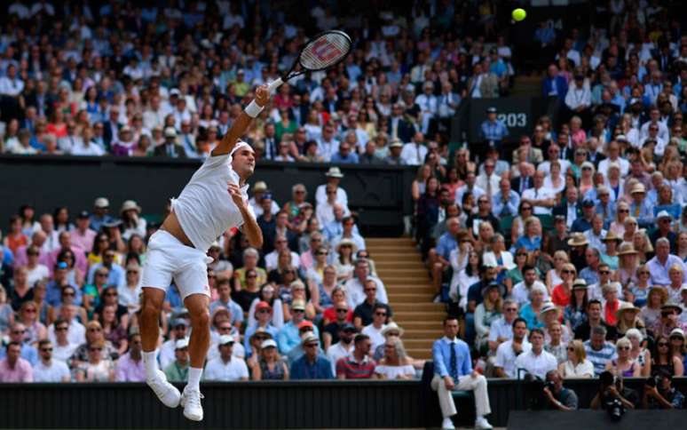 Federer saca contra Nadal em jogo em Wimbledon em 2019 (Foto: Ben STANSALL / AFP)