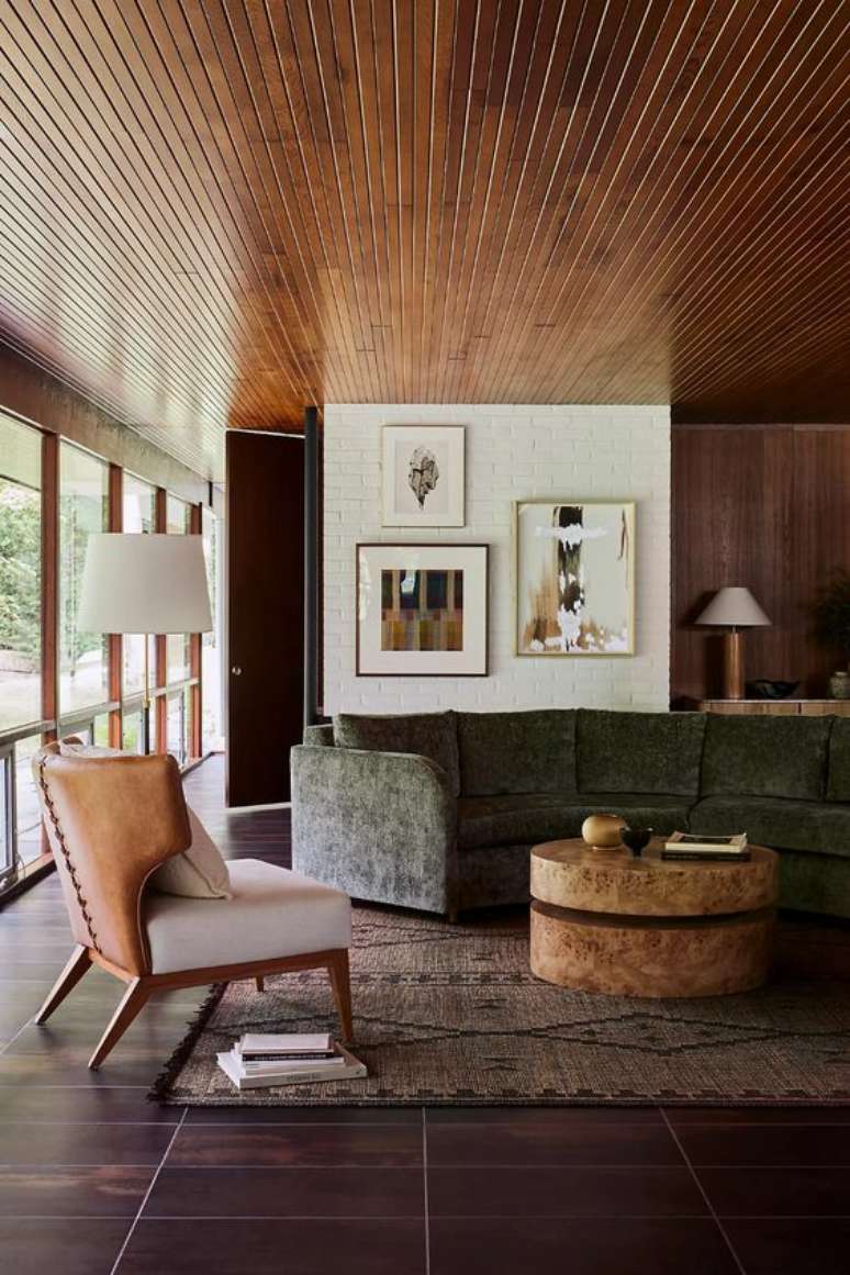 2. Sala de estar com piso marrom e sofá verde – Foto Anthropologie