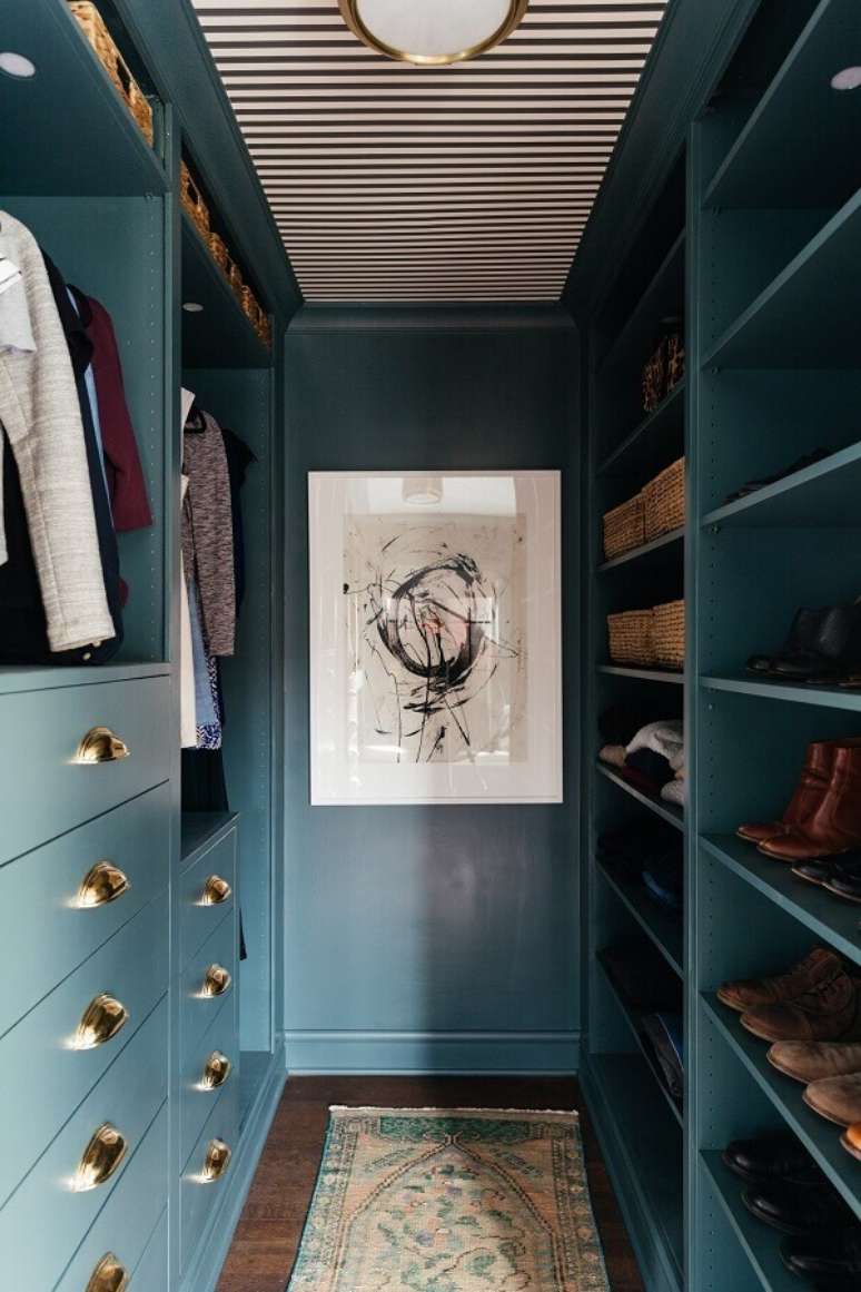 53. Puxadores dourados para decoração de armário closet pequeno azul planejado – Foto: Better Homes and Gardens