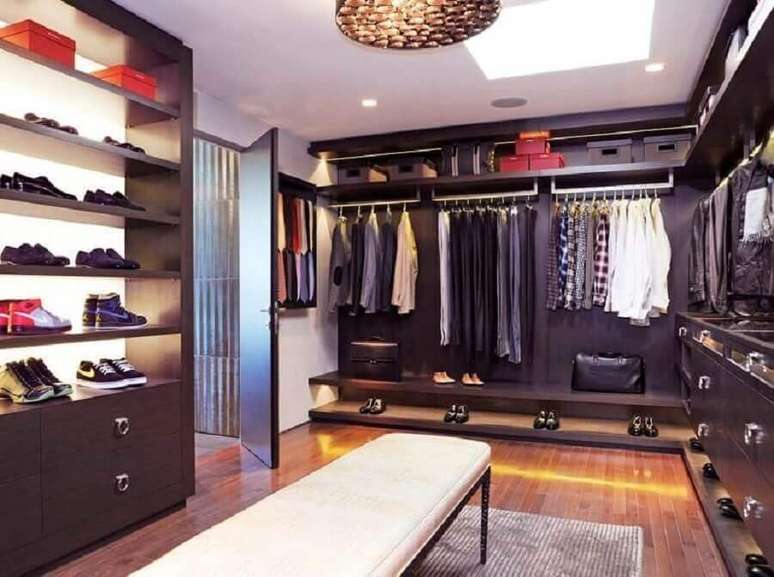 9. Decoração de armário closet preto com banco estofado – Foto: Pinterest