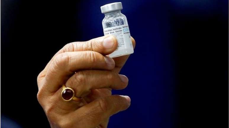 Ministro da Saúde indiano, Harsh Vardhan, exibe frasco da Covaxin; governo da Índia pagou preço menor