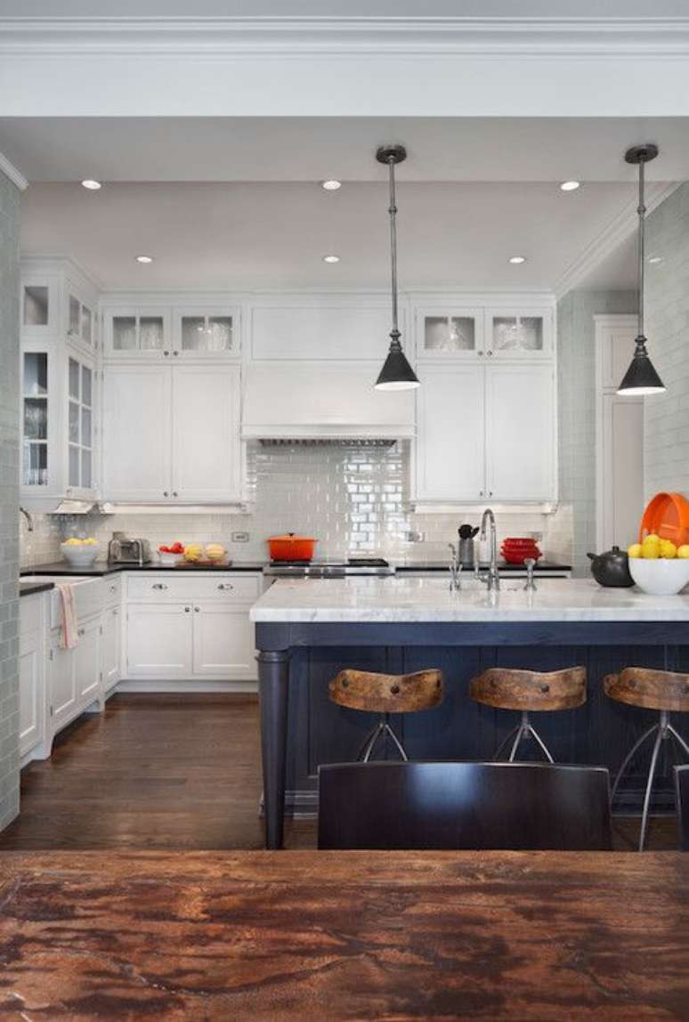 4. Piso marrom na cozinha branca e azul – Foto Decorpad