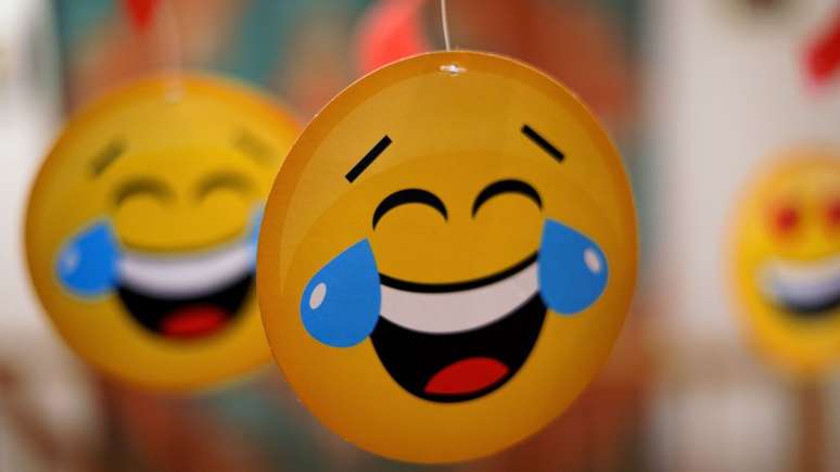 Se você usar esse emoji para rir nas redes sociais, seu interlocutor poderá adivinhar sua idade - jovem, não é