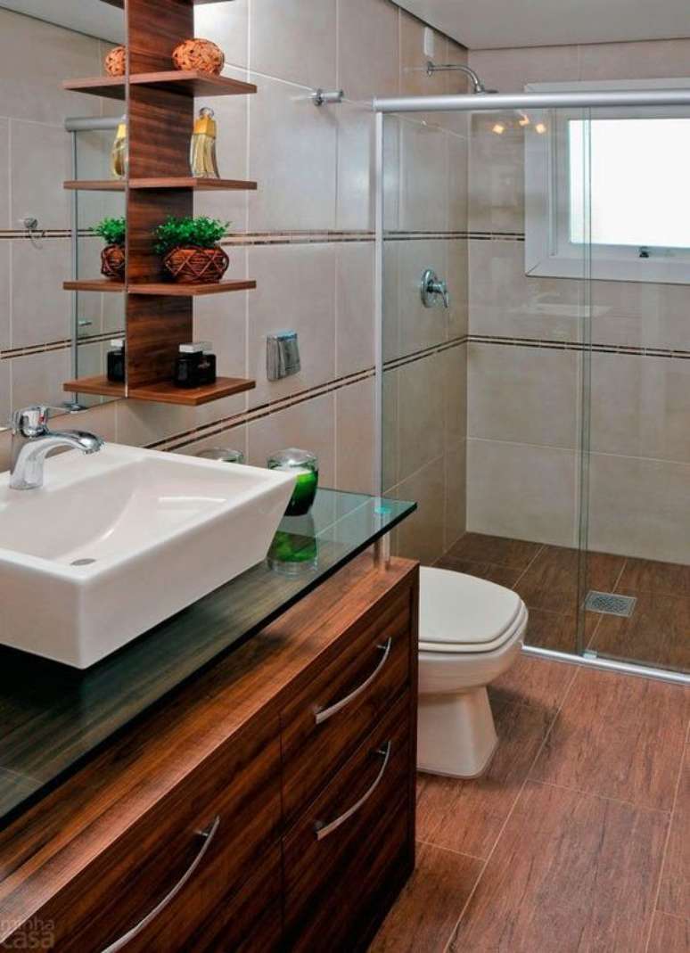 54. Piso marrom para banheiro moderno com pia branca – Foto Casa Abril