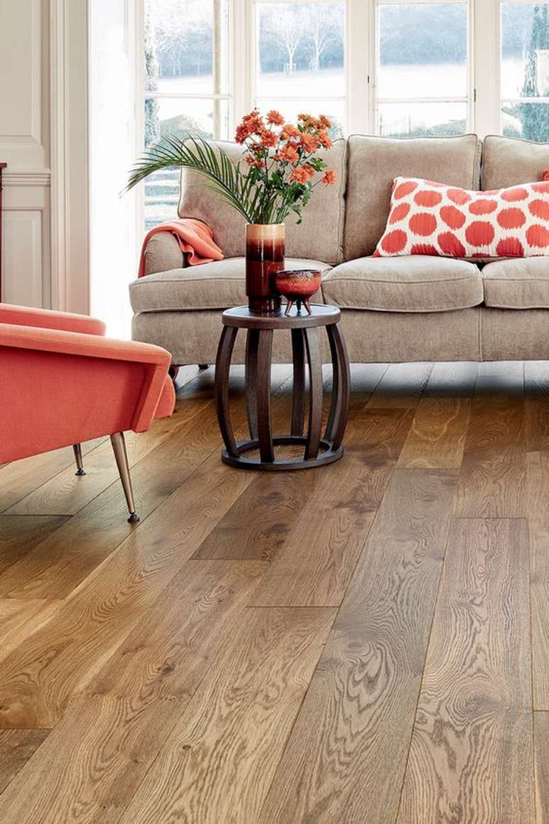 44. Piso marrom laminado com sofá bege – Foto UK Flooring Direct