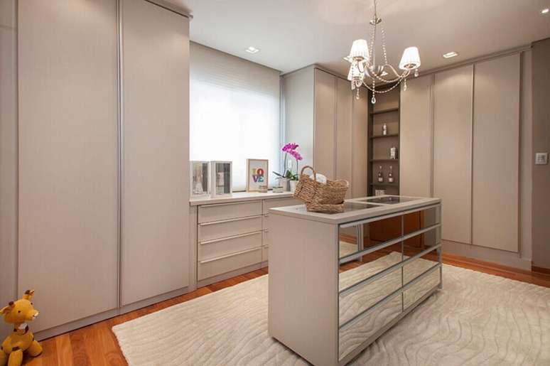 24. Decora&ccedil;&atilde;o de arm&aacute;rio tipo closet planejado com ilha espelhada &ndash; Foto: Arquitetura 8