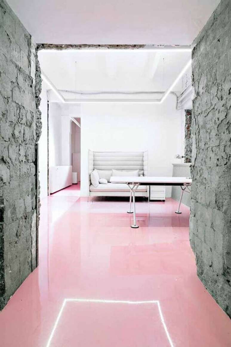 3. Sala com piso de porcelanato liquido cor de rosa – Foto Pinterest