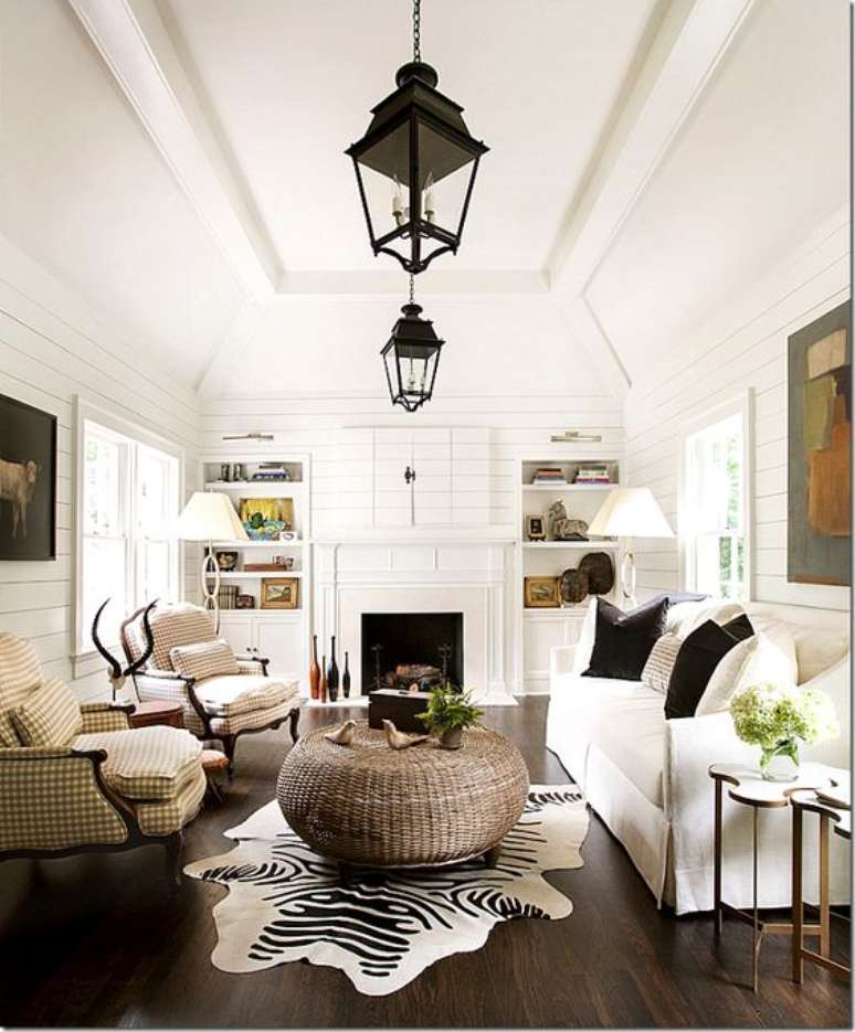 50. Piso marrom na sala de estar com móveis planejados branco – Foto Cotedetexas