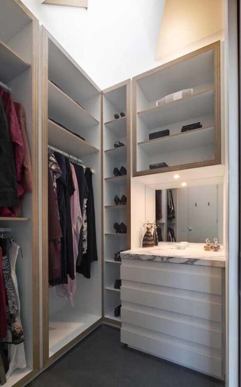 7. Decoração simples para armário closet modulado – Foto: House and Home