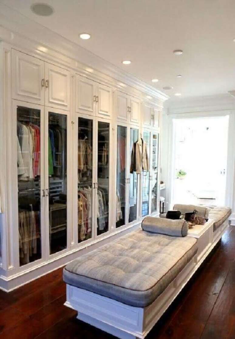 12. Armário closet clássico decorado com banco planejado no centro – Foto: Pinterest