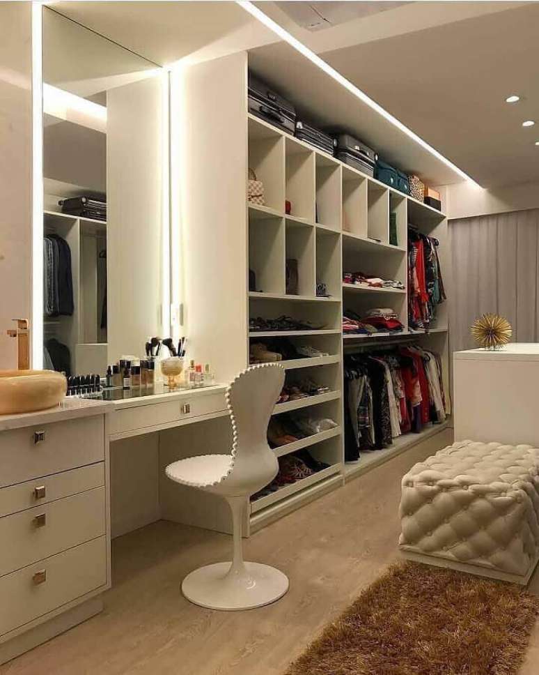 15. Arm&aacute;rio tipo closet cl&aacute;ssico decorado com puff capiton&ecirc; e penteadeira planejada &ndash; Foto: Dicas de Mulher