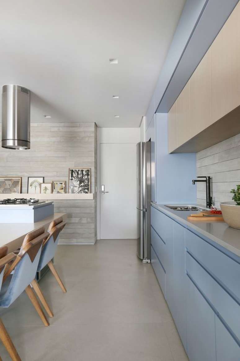 8. Cozinha moderna com piso de porcelanato cinza e armario azul claro – Foto LaMarcon