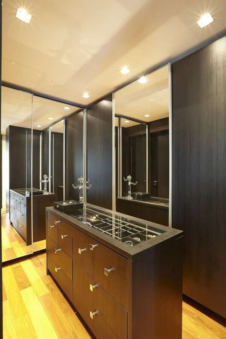 2. Arm&aacute;rio para closet preto decorado com portas espelhadas &ndash; Foto: Ana Luisa Previde