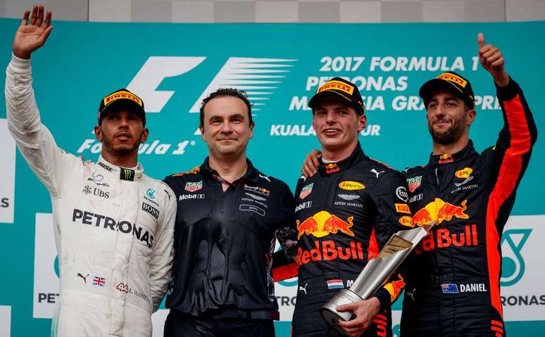 Fallows no p&oacute;dio com Verstappen e Ricciardo, al&eacute;m de Hamilton, ap&oacute;s vit&oacute;ria da Red Bull na Mal&aacute;sia 2017 