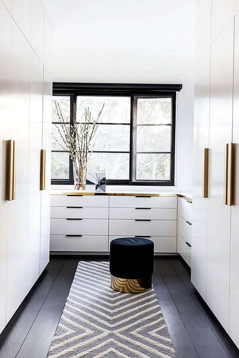 14. Armário para closet branco decorado com puff preto redondo – Foto: Homes To Love