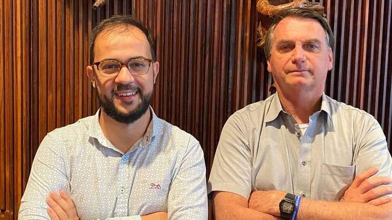 Servidor Luis Ricardo Miranda chegou a tirar foto com Bolsonaro em encontro que disse ter informado presidente sobre irregularidades na compra da Covaxin