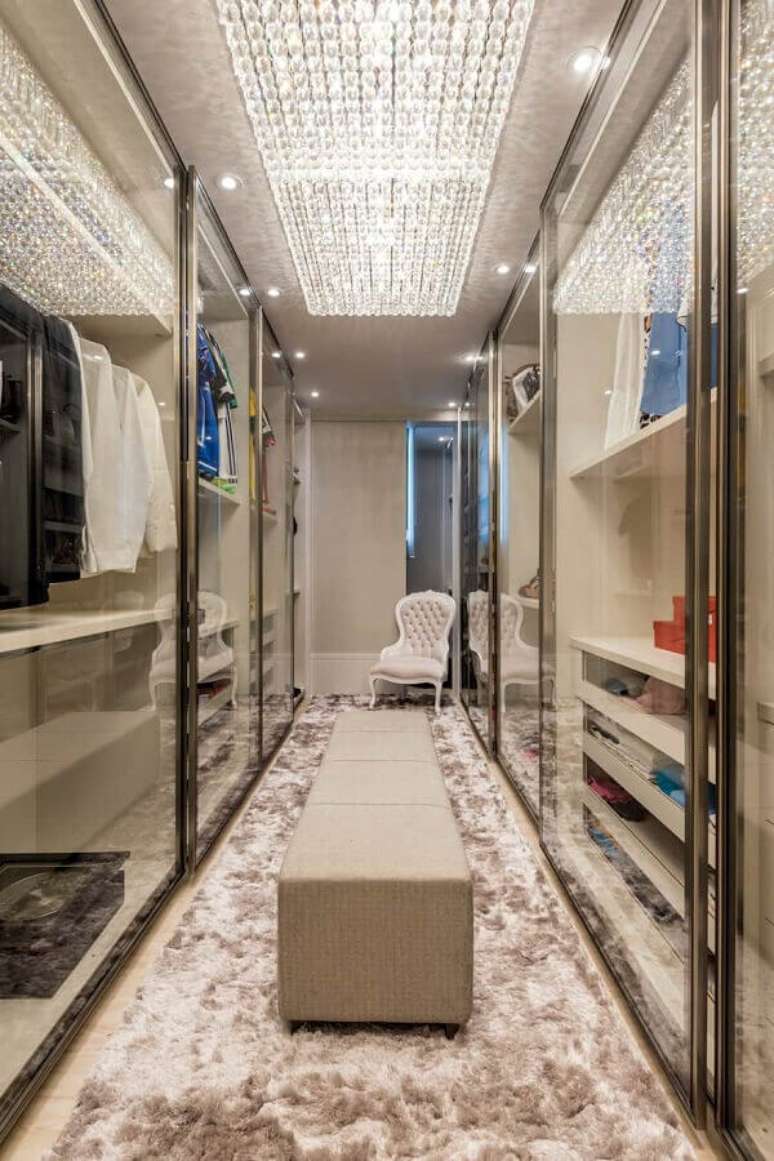 17. Closet armário planejado decorado em cores claras com tapete felpudo – Foto: Iara Kilaris
