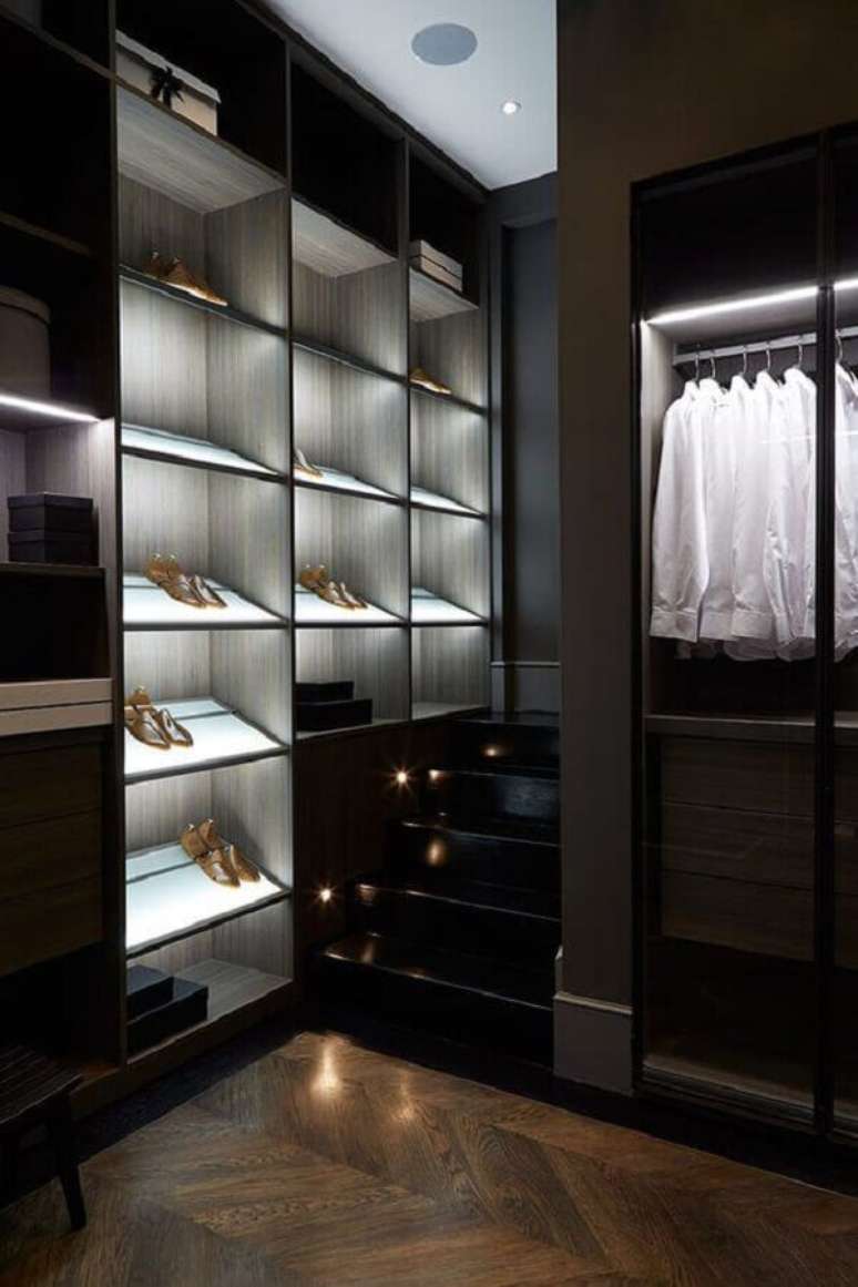 32. Decoração moderna para armário closet preto planejado – Foto: Houzz