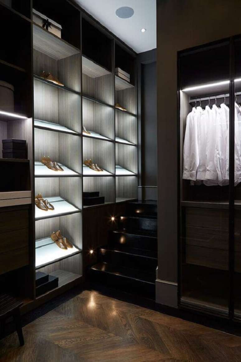 32. Decora&ccedil;&atilde;o moderna para arm&aacute;rio closet preto planejado &ndash; Foto: Houzz