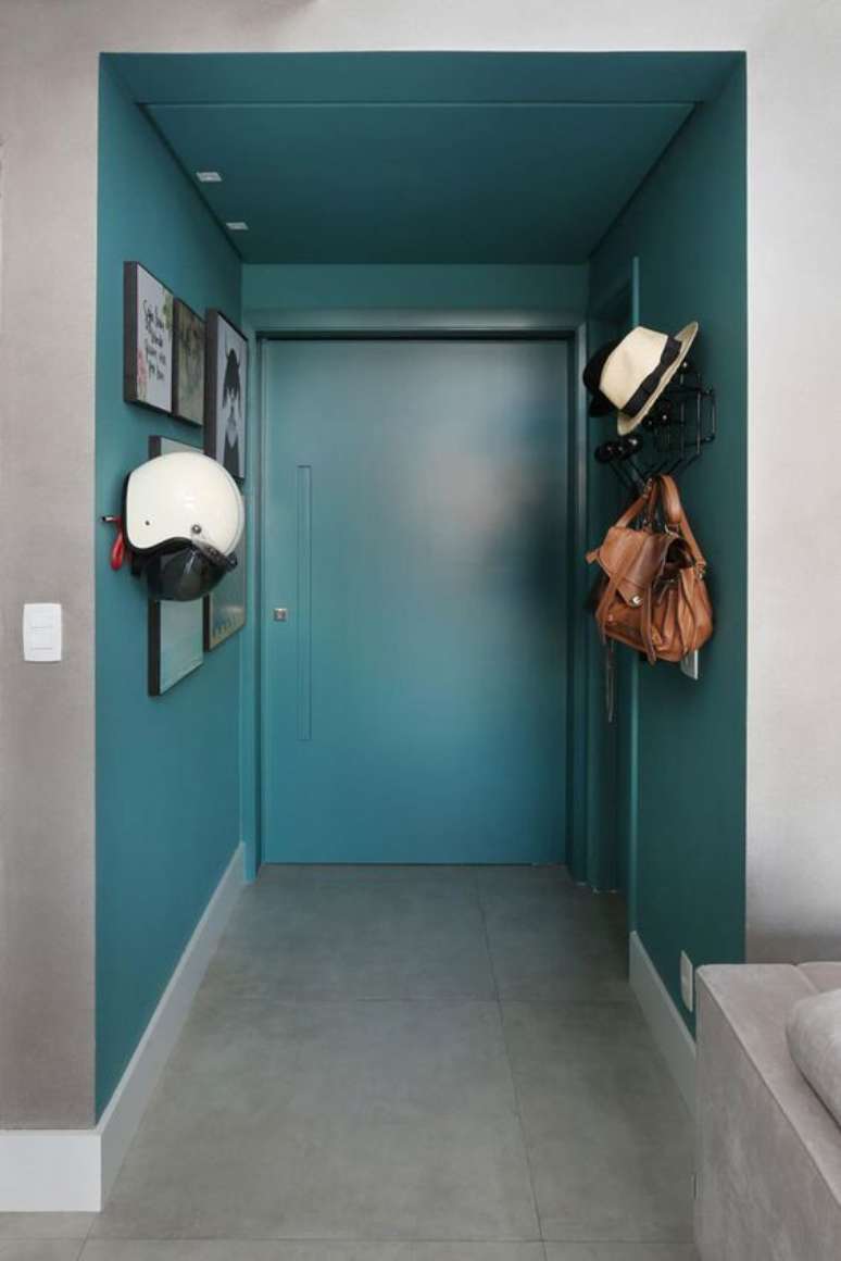 41. Porcelanato cimento queimado com entrada de casa turquesa &ndash; Foto Pinterest